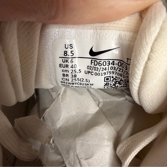 Nike Women's Quest 6 Running Gold and White  Shoes - Picture 8 of 9